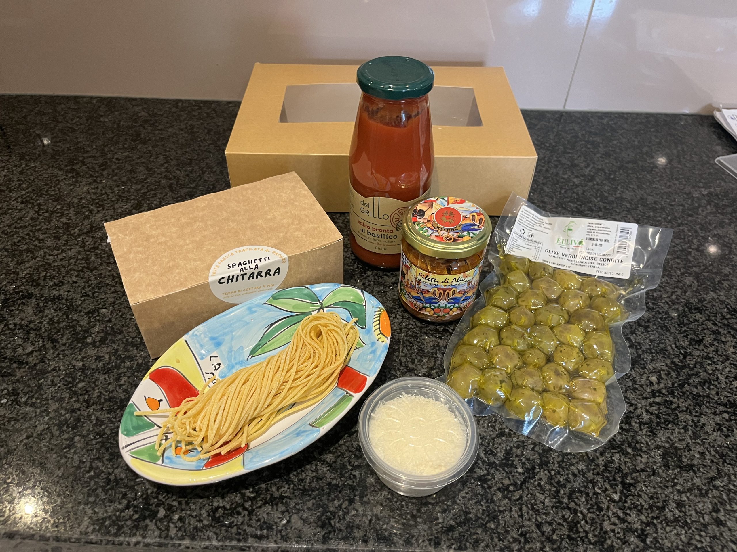 Pasta Box #1 (frische Handgemachte Eiernudeln, kochfertige Tomaten-Basilikumsauce, geriebener Pecorino, eingelegte Oliven und Sardellenfilets)